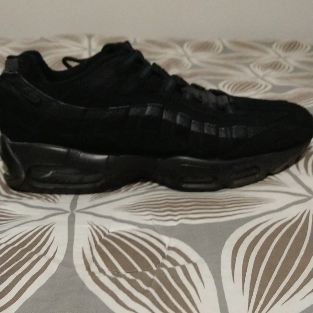 Shoes - Picture 2 of 8